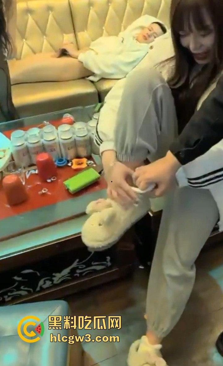 KTV包厢变炮房 黑丝小妹喝多了直接当众开操 精神小伙顶到叫声回荡 做爱全程兄弟拍 姐妹看热闹！