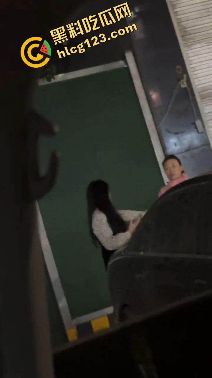 石家庄抓小三!母子联手出击,轮流暴打小三,这儿子没白养!-3