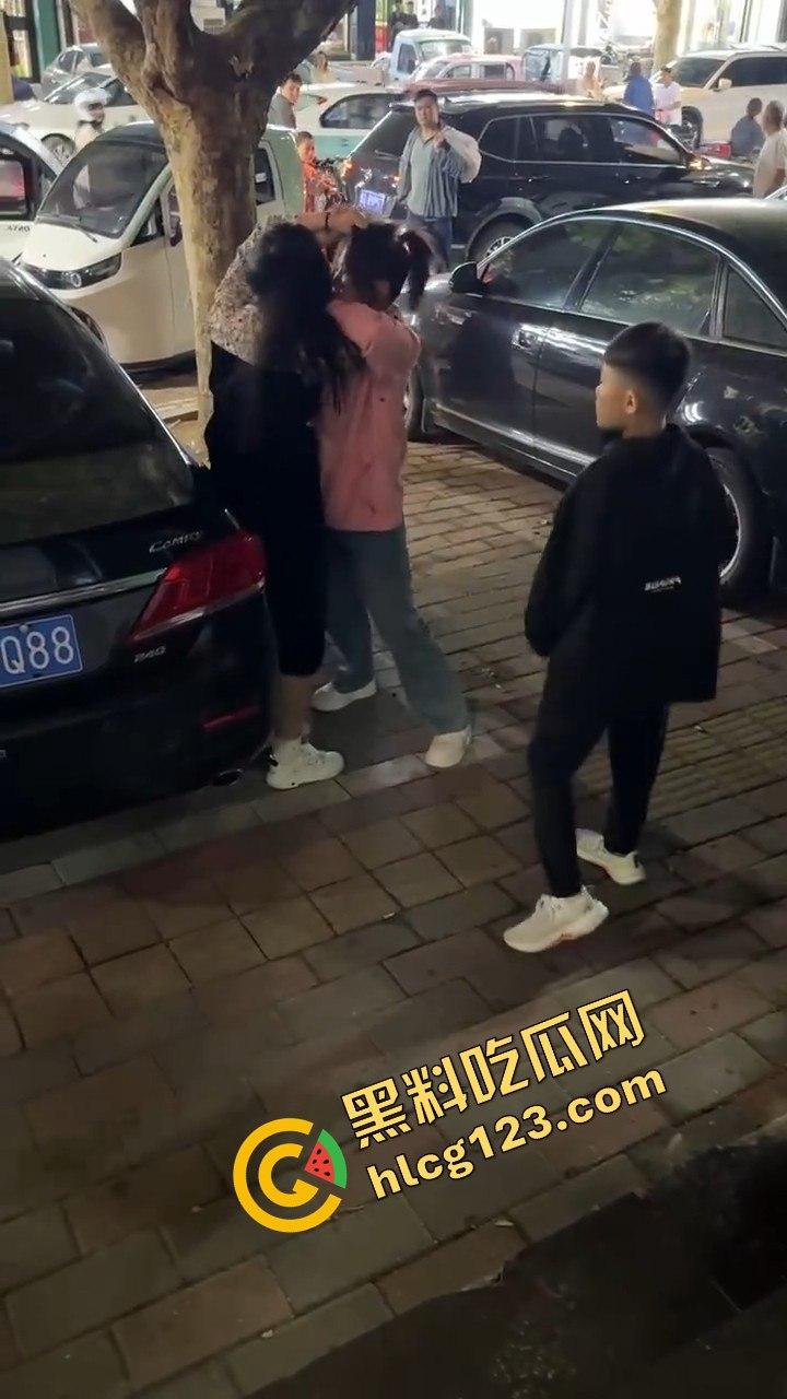 石家庄抓小三!母子联手出击,轮流暴打小三,这儿子没白养!-4