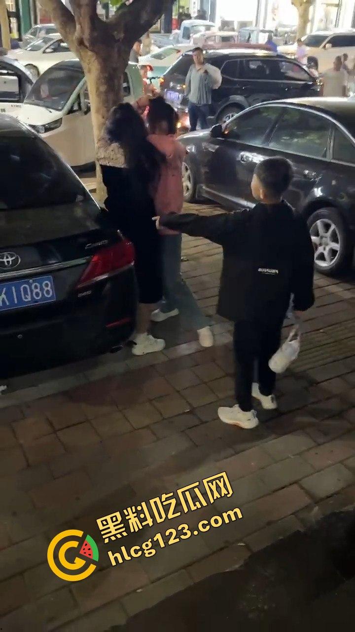 石家庄抓小三!母子联手出击,轮流暴打小三,这儿子没白养!-5