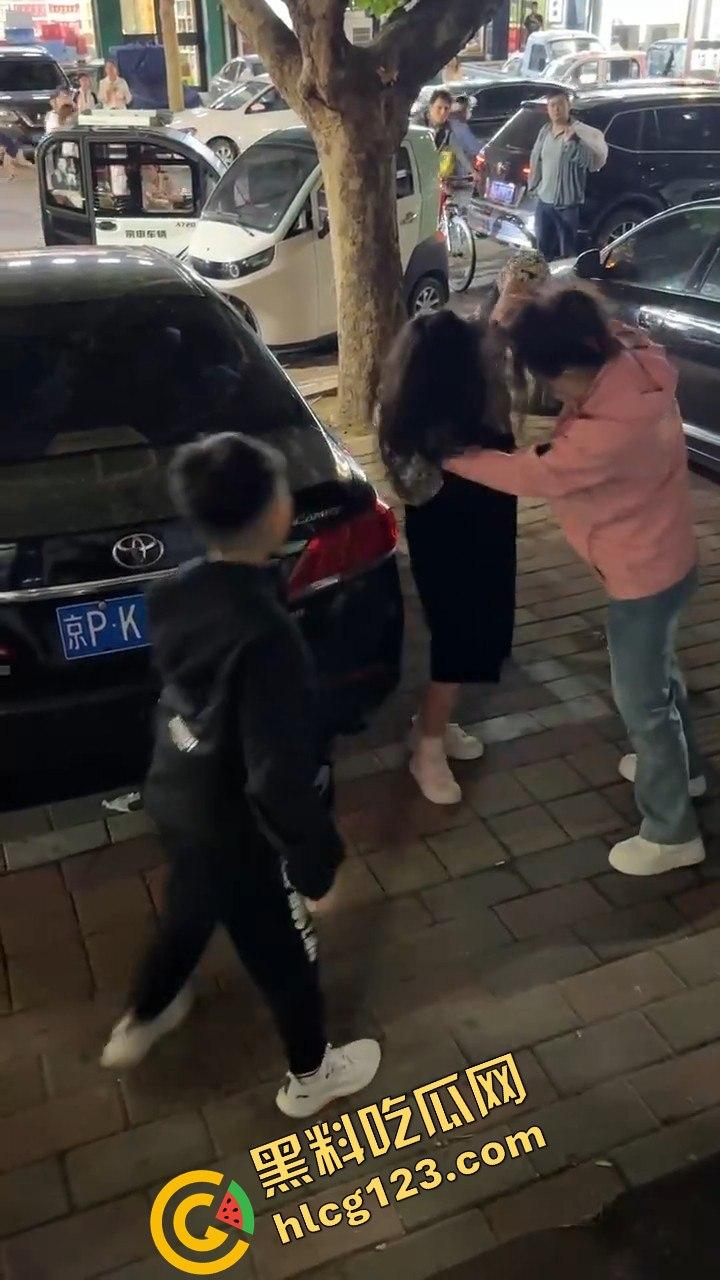 石家庄抓小三!母子联手出击,轮流暴打小三,这儿子没白养!-7