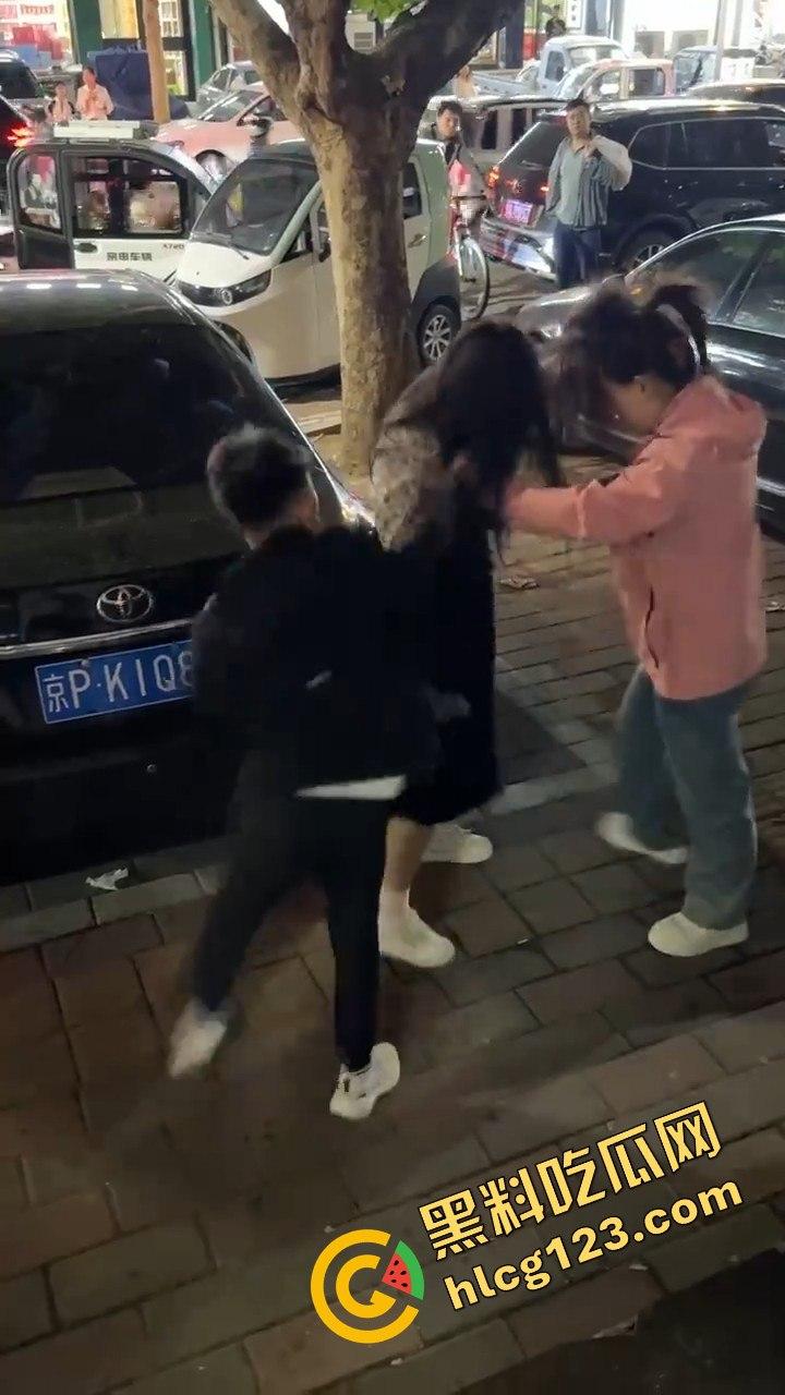 石家庄抓小三!母子联手出击,轮流暴打小三,这儿子没白养!-8