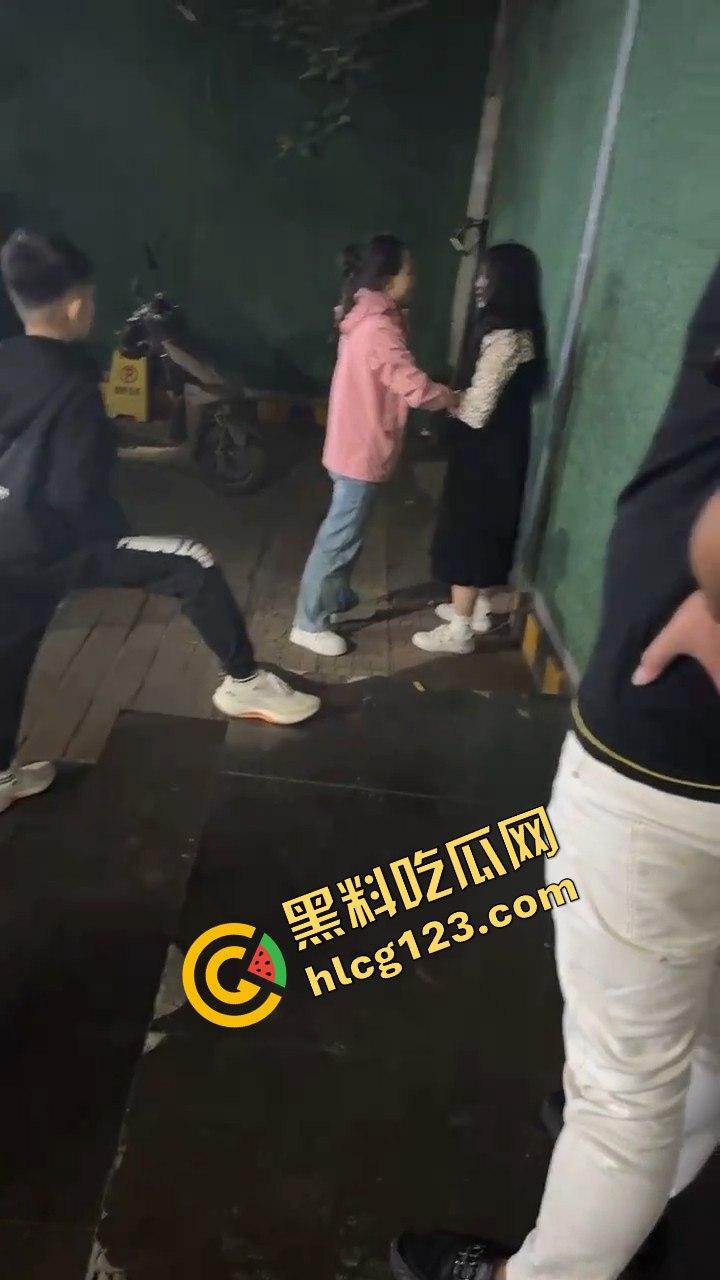 石家庄抓小三!母子联手出击,轮流暴打小三,这儿子没白养!-9