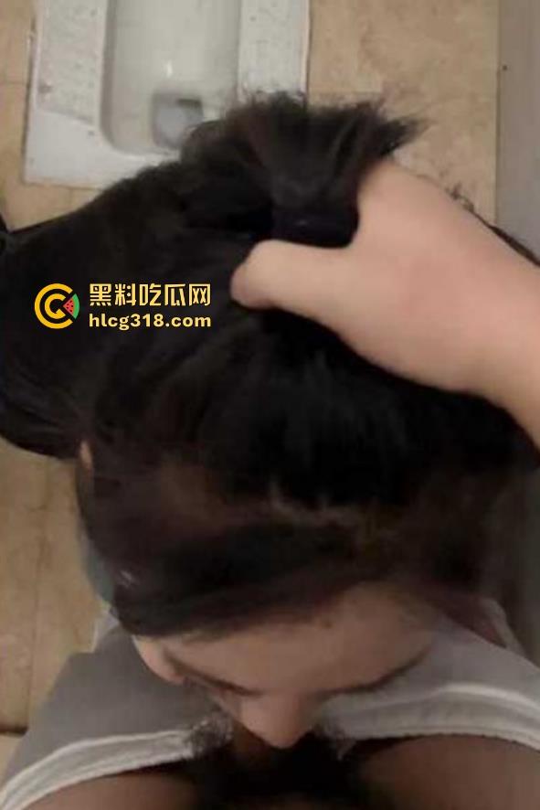 约炮极品美容院老板娘,巨乳翘臀性感人妻,拉到厕所就是一顿爆操强制吞精,这身材很难不爱!-6