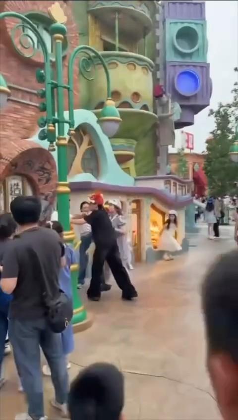 上海迪士尼情侣家长拍照打架事件!对孩子动手引发众怒 撕扯中大奶子露出 后续仍需调查!-4