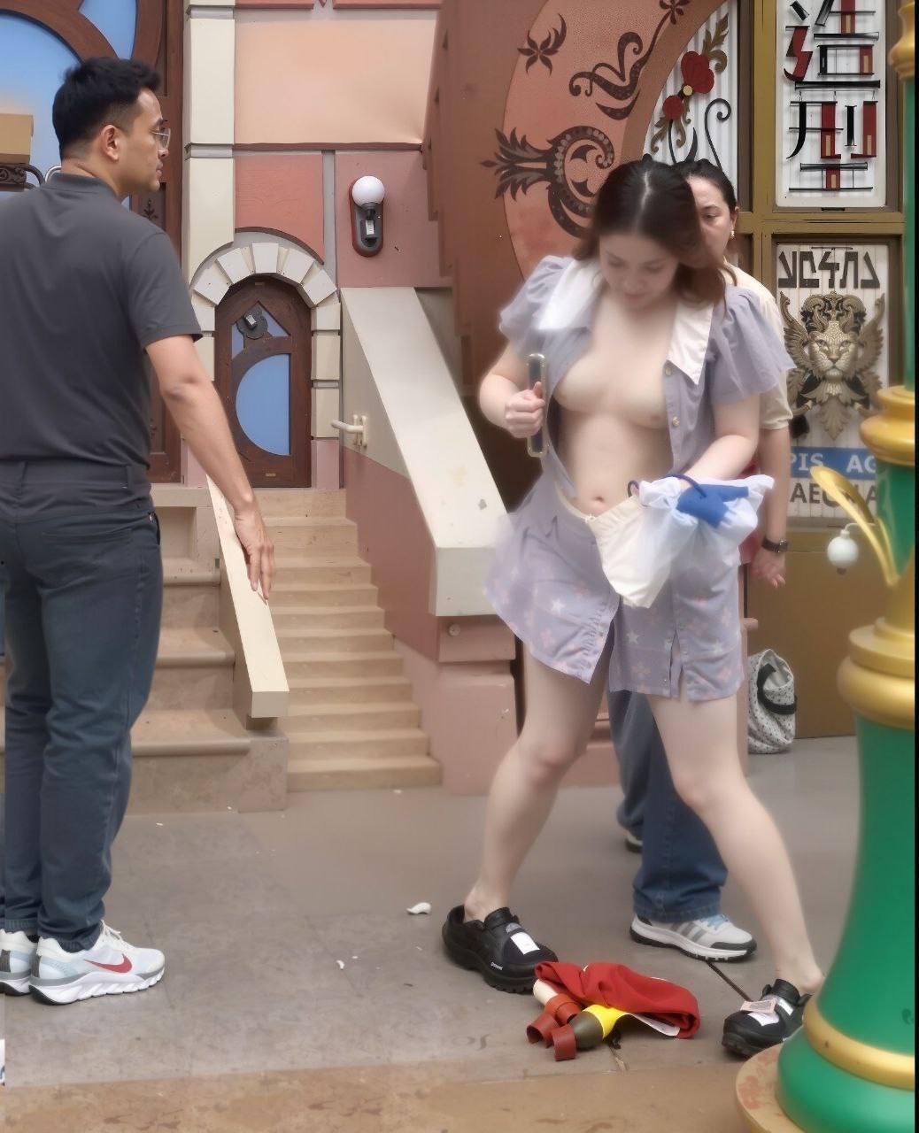 上海迪士尼情侣家长拍照打架事件!对孩子动手引发众怒 撕扯中大奶子露出 后续仍需调查!-8