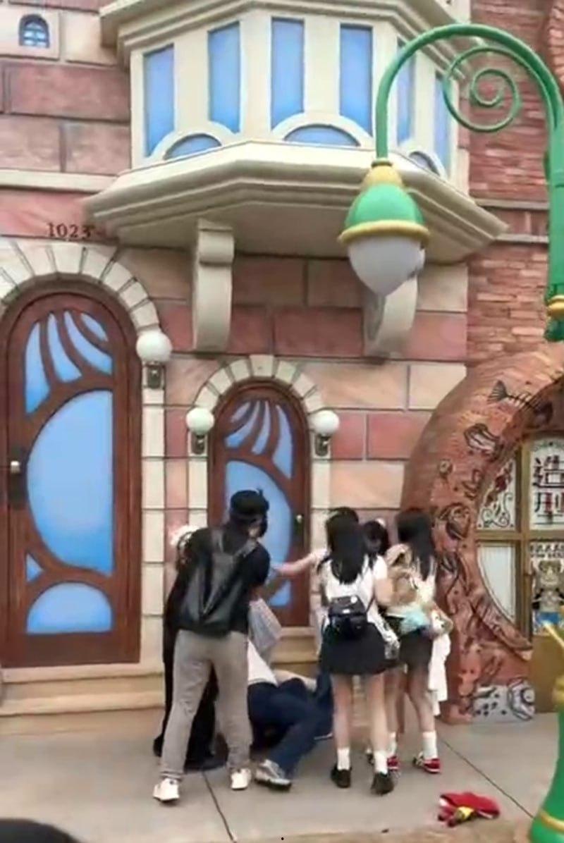 上海迪士尼情侣家长拍照打架事件!对孩子动手引发众怒 撕扯中大奶子露出 后续仍需调查!-9