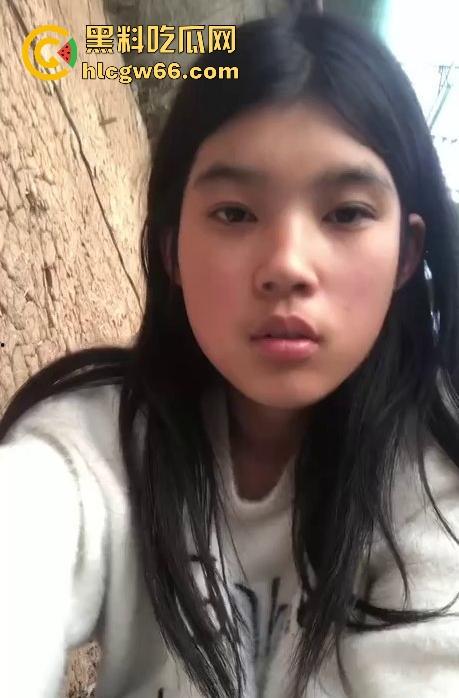 广西农村学生妹 付辛琳 遭金主远程调教 在自家菜地里惊险裸奔的视频被曝光 任务完成度很高!-3