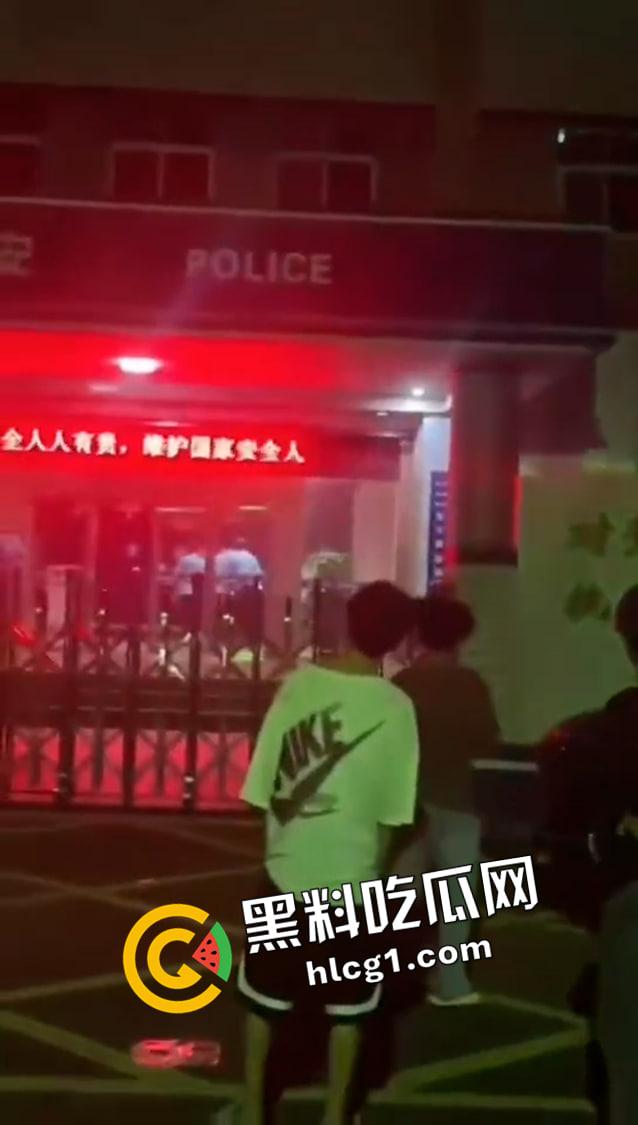 广州精神小伙警察局堵着警察打 倒反天罡 广州精神小伙上大分 快手被删视频流出-4