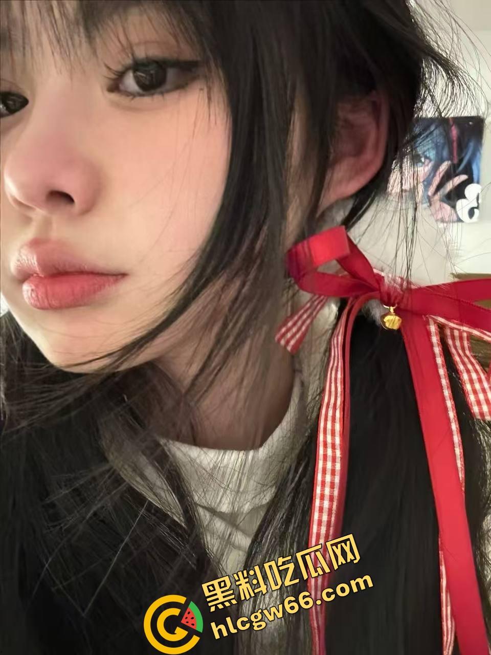 火车卧铺偷拍红内裤嫩妹，裤衩勒紧嫩缝露馅，掀裙偷看白腿夹得人心痒痒，这骚货睡梦中都欠干得要命！-2