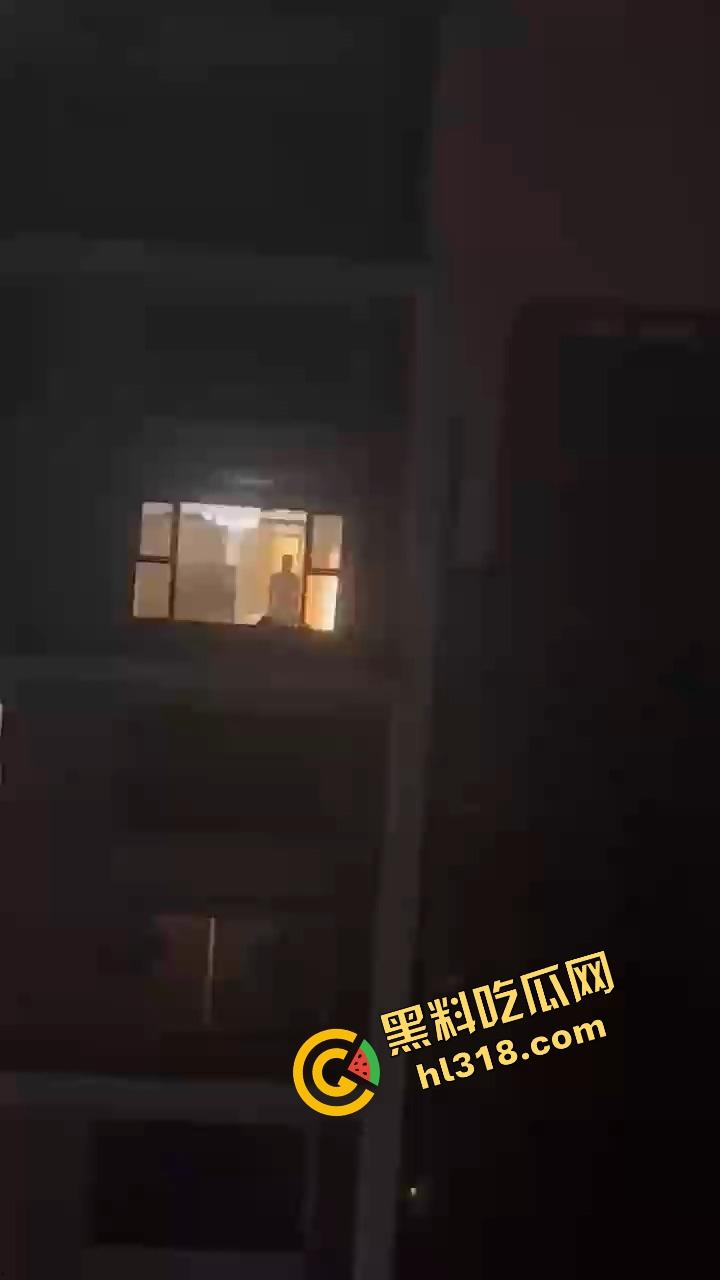 夜深人静窗前爆操不拉窗帘,灯火通明全楼观影,隔壁妹子都看傻了,就喜欢你们这种不避嫌的刺激感!-7