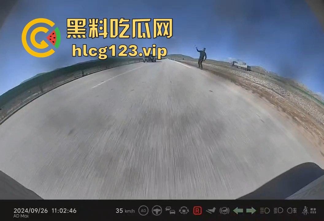 青海打砸拦车事件!警察及时出警,穷山僻壤的刁民居然还敢收过路费?-4