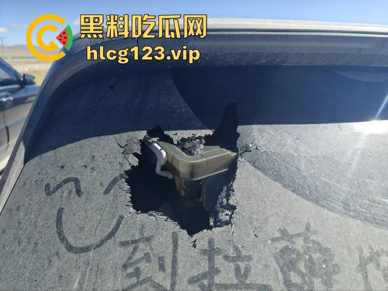 青海打砸拦车事件!警察及时出警,穷山僻壤的刁民居然还敢收过路费?-8