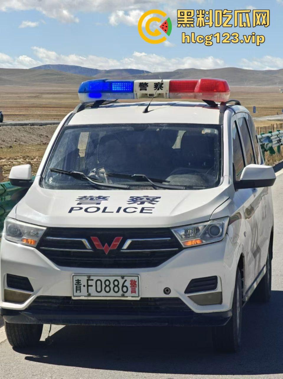 青海打砸拦车事件!警察及时出警,穷山僻壤的刁民居然还敢收过路费?-10