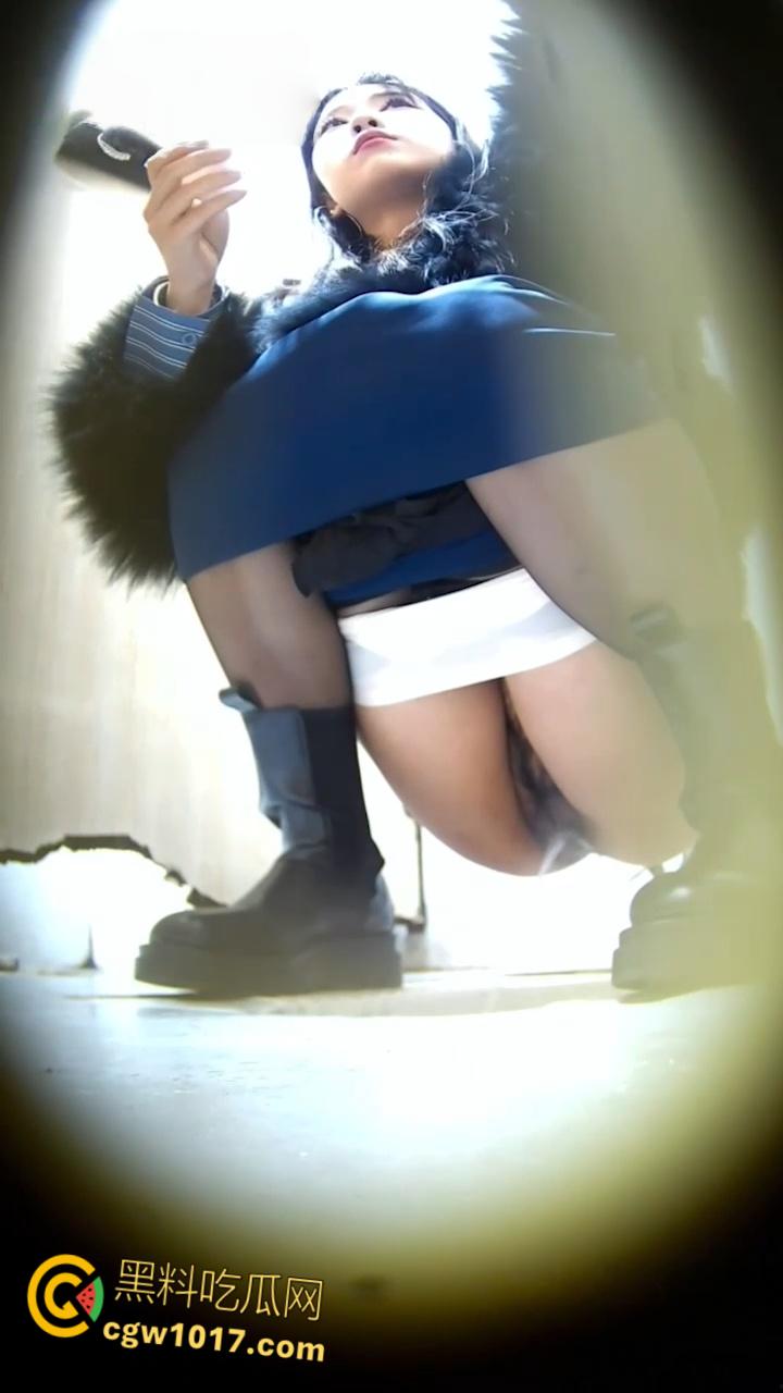 厕拍大神潜入女厕偷拍,高颜值小姐姐一线天白虎嫩穴自拍臭美,撅臀浪叫宝贝来操我,勾引炮友反差十足!-7