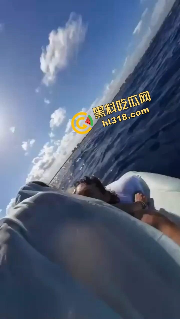 老外挑战大海漂流日逼,日到一半遇金枪鱼,鸡儿抽插手在抓鱼,打完炮还能吃活生鱼片,真正的野外求生!-1