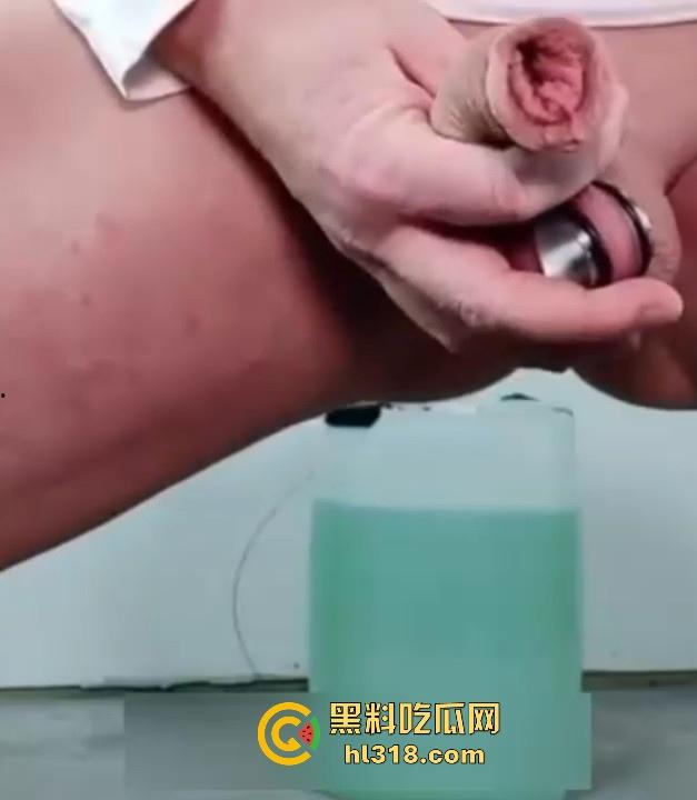 男人必看!国外猛男鸡鸡边长训练,挂30斤水桶将其拉长,每天三练每次两组,哥们是真的猛!-7