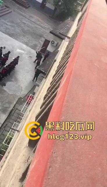 老师手太狠！学生惨遭暴力体罚，简直不是打人，是打出仇来了！-9