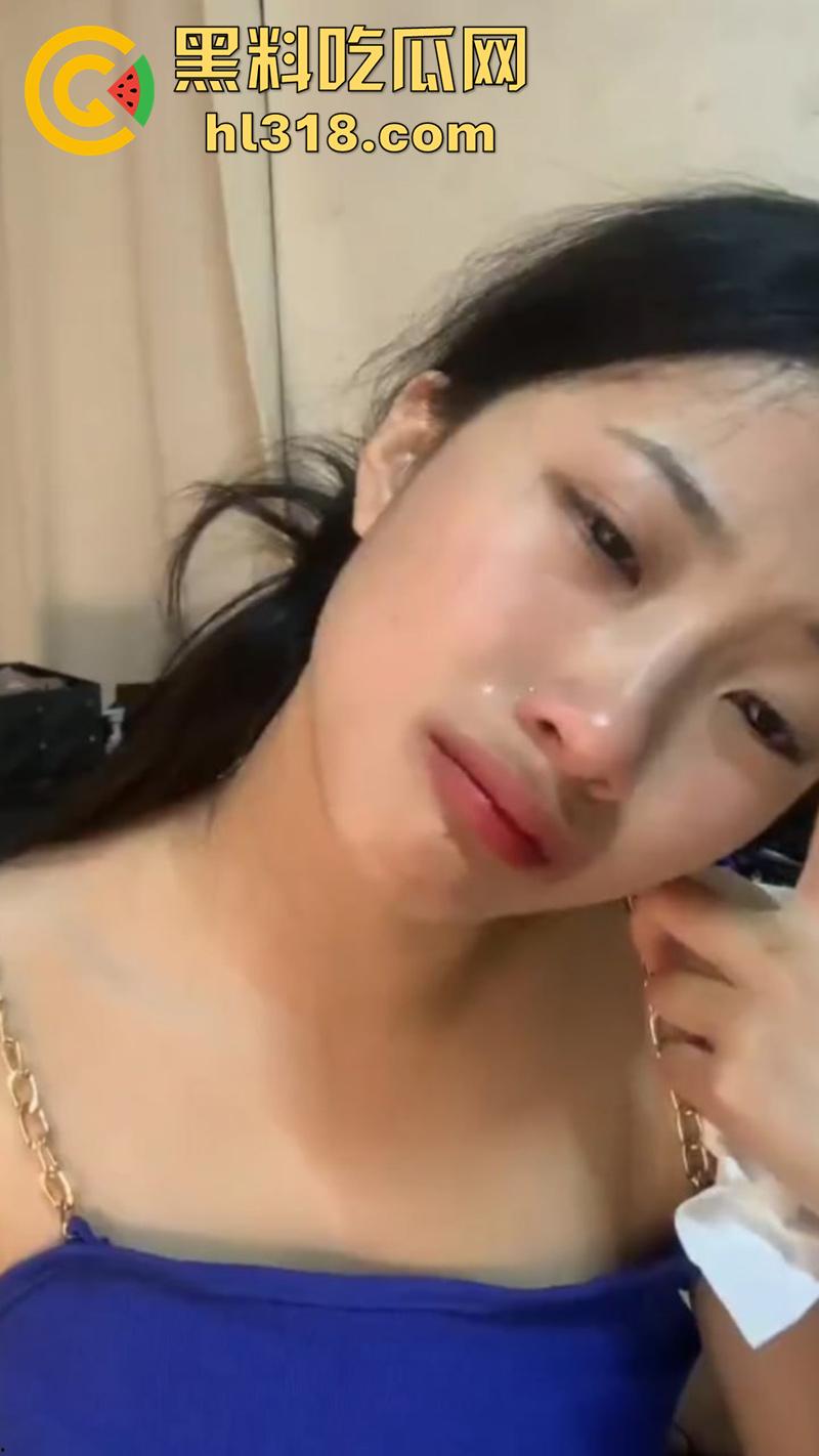 广东茂名化州擦边女被猥亵，穿性感吊带裙江边跳舞，被大叔发现直接上手摸臀猥亵，看来大爷憋不住了啊！-2