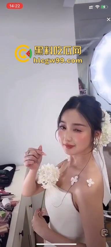 直播新赛道!新娘化妆走光,极品小姐姐奶头完全展现,流量密码被你拿捏的死死的-2