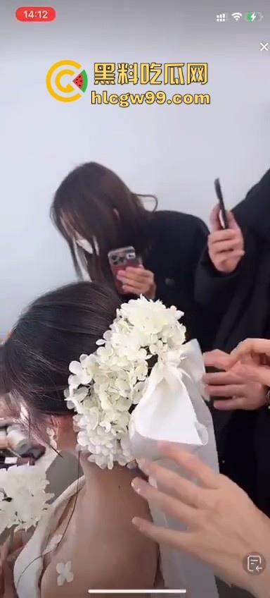 直播新赛道!新娘化妆走光,极品小姐姐奶头完全展现,流量密码被你拿捏的死死的-7