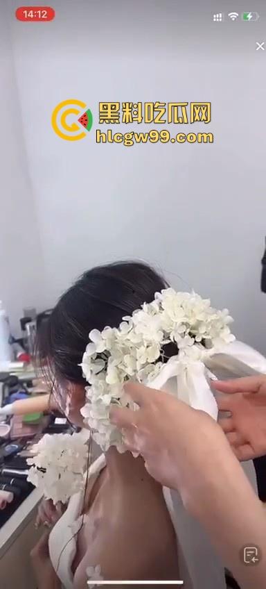 直播新赛道!新娘化妆走光,极品小姐姐奶头完全展现,流量密码被你拿捏的死死的-8