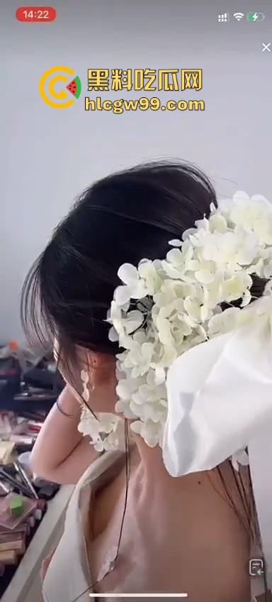 直播新赛道!新娘化妆走光,极品小姐姐奶头完全展现,流量密码被你拿捏的死死的-10