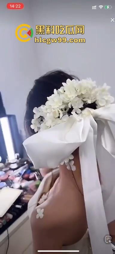 直播新赛道!新娘化妆走光,极品小姐姐奶头完全展现,流量密码被你拿捏的死死的-11