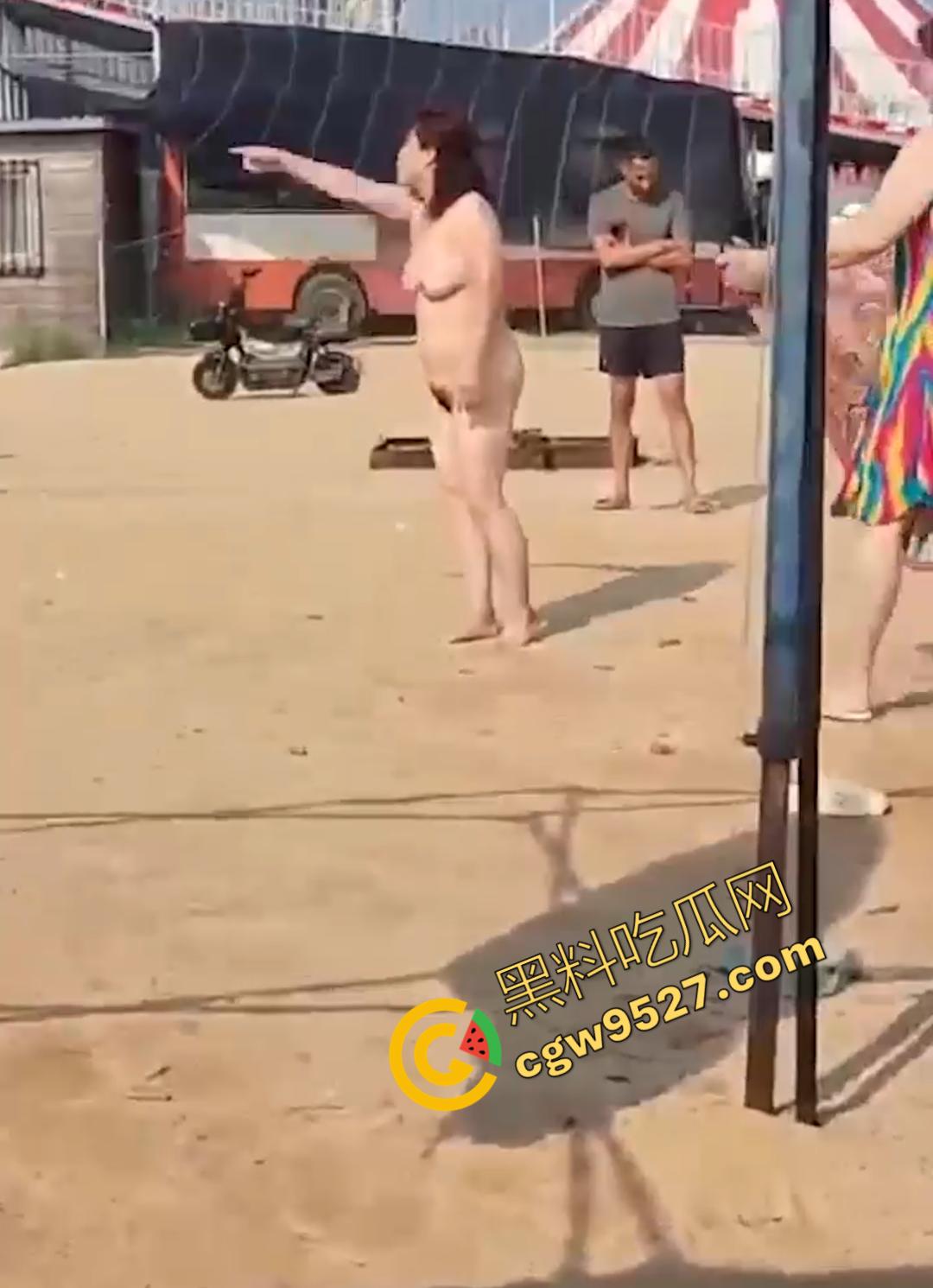 6旬大妈街头吵架全裸求操 肥臀巨乳让年轻小伙瞠目结舌乖乖溜走, 大妈骚操作惊呆路人-5