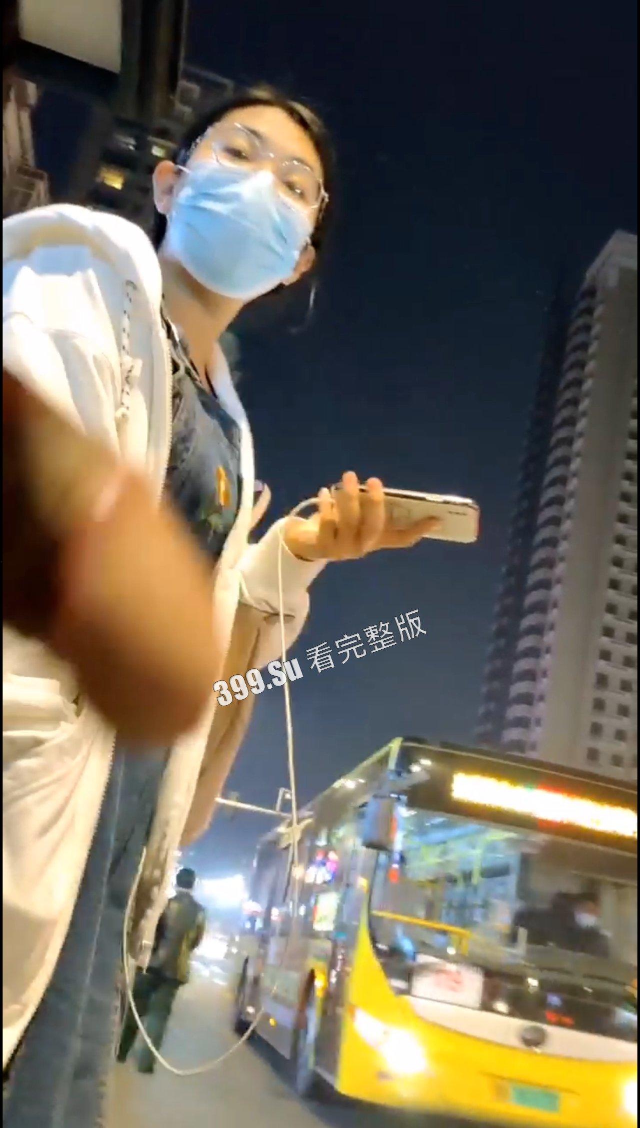 国产大变态街射 小鸡吧都快要递到人家嘴边了 给小仙女们吓的一激灵-5