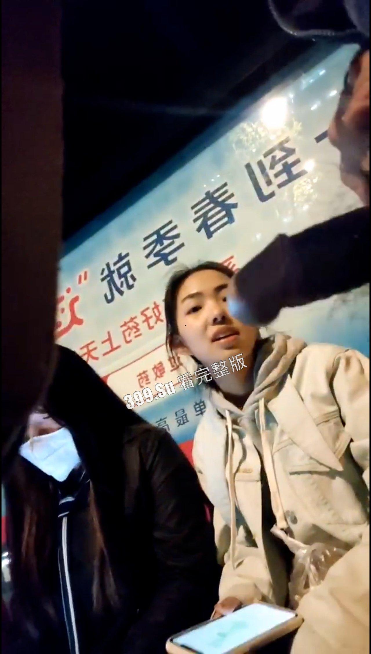 国产大变态街射 小鸡吧都快要递到人家嘴边了 给小仙女们吓的一激灵-9