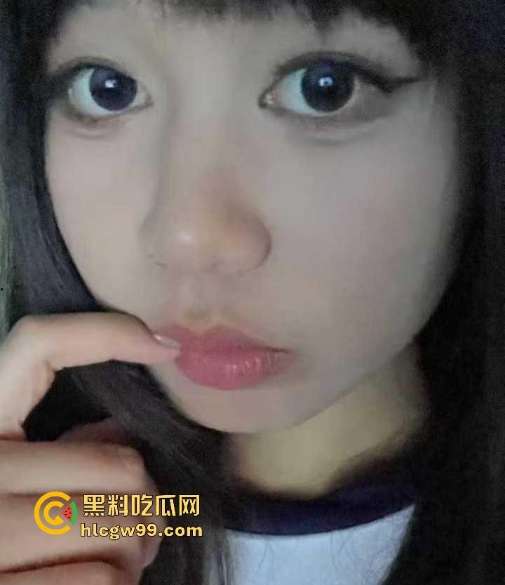 辽宁工商学院极品大三学姐【吴诗芸】给炮友拍裸照被玩腻后曝光，现实中很甜在床很骚。很有撸点！