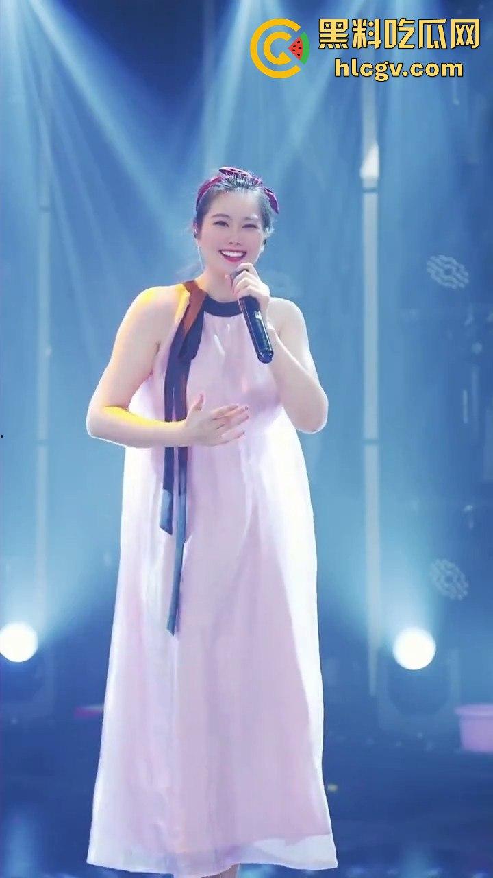 背光下的硕大果实！主播『王乙翕』真空半透纱裙直播唱歌，擦边操作吸引2万男粉丝，抖音新套路惊呆众人！-10