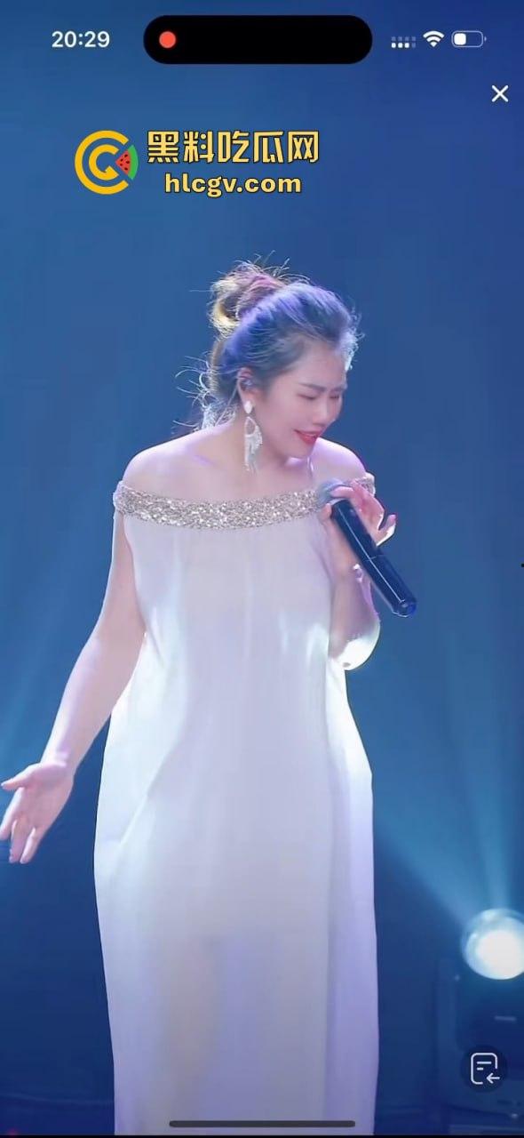 背光下的硕大果实！主播『王乙翕』真空半透纱裙直播唱歌，擦边操作吸引2万男粉丝，抖音新套路惊呆众人！-12