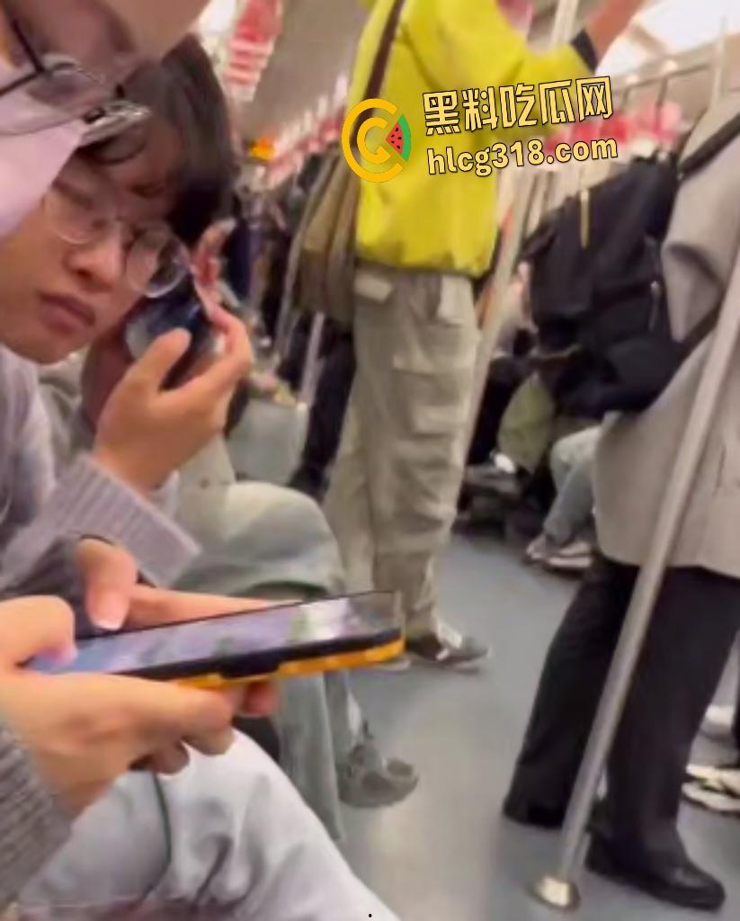 情侣坐地铁男友趁机伸手萝莉女白裙下抠逼！边抖腿边摸，这还紧张上了？摸完还闻一闻啥味-4