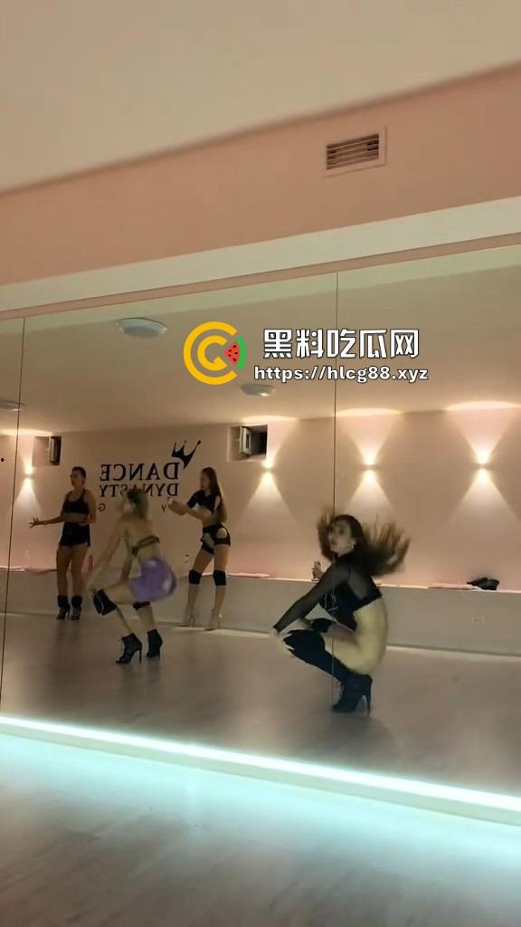 洋马外围下面光着练腰扭屁股,全自动操机啪啪炸,一般鸡巴顶不住进去就是秒,怪不得2次起步!-1