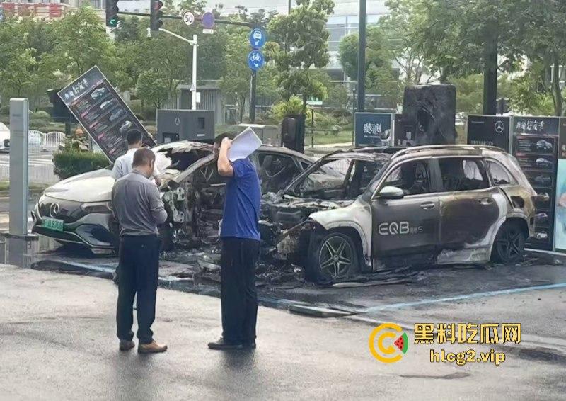 愿三叉照耀你的事业与前程又又又着了？奔驰4S店再曝新能源车自燃事件！