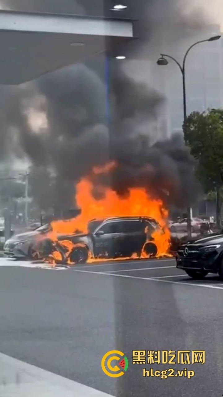愿三叉照耀你的事业与前程又又又着了?奔驰4S店再曝新能源车自燃事件!-3