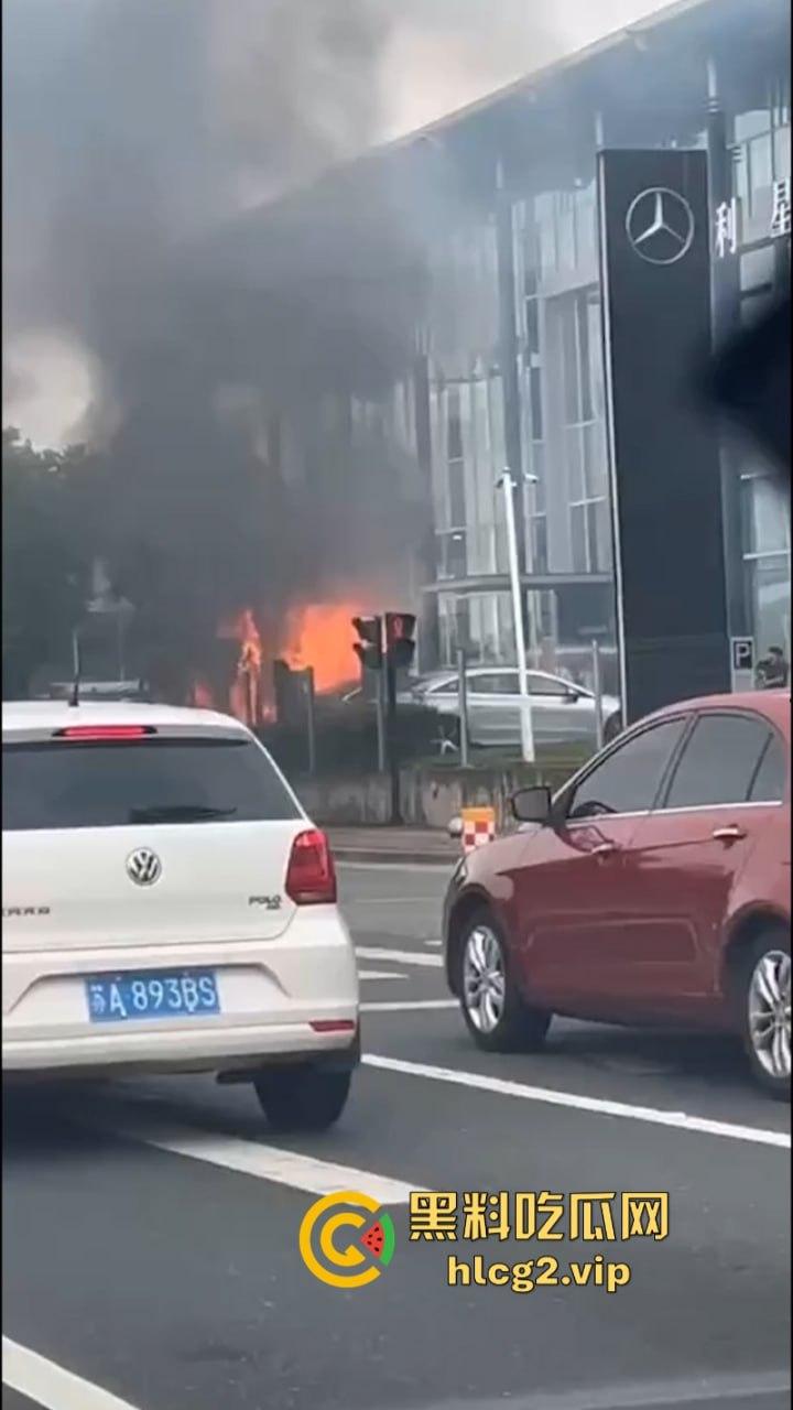 愿三叉照耀你的事业与前程又又又着了?奔驰4S店再曝新能源车自燃事件!-6