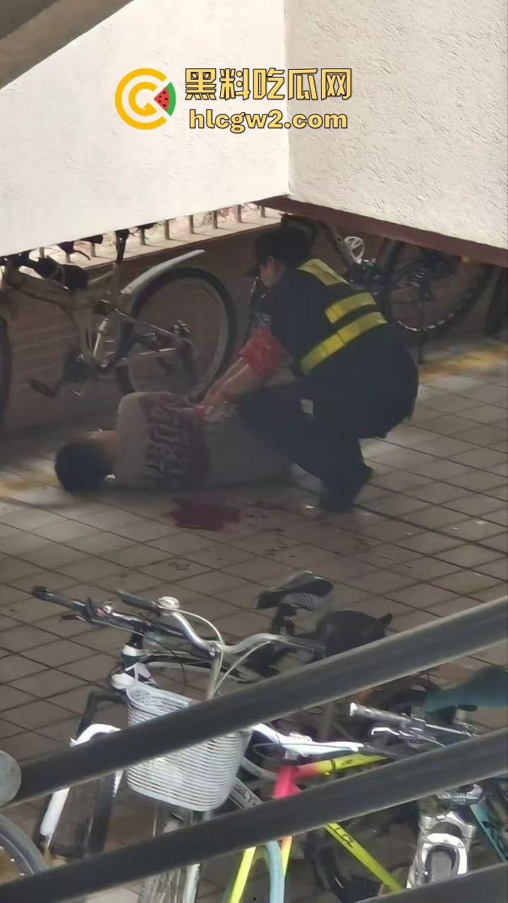 广东工业大学惊现捅人事件!凶手反锁宿舍内,保安公安疯狂踹门!-8