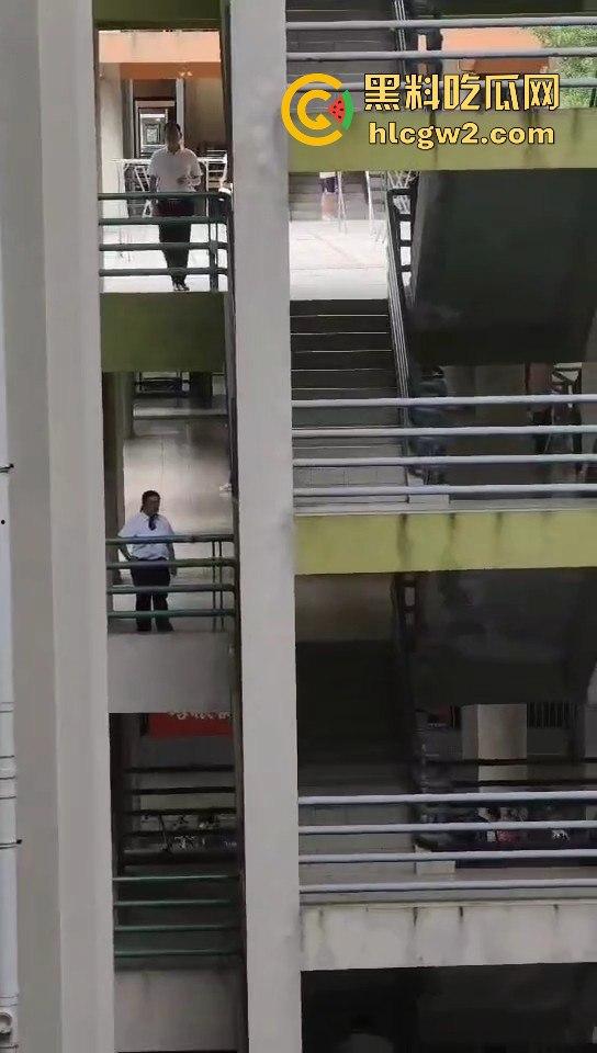 广东工业大学惊现捅人事件!凶手反锁宿舍内,保安公安疯狂踹门!-9