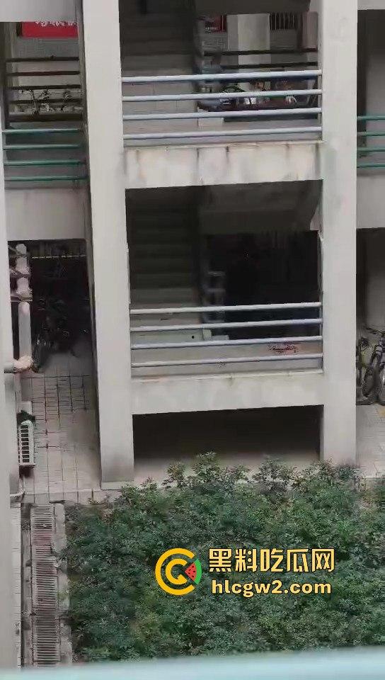 广东工业大学惊现捅人事件!凶手反锁宿舍内,保安公安疯狂踹门!-11