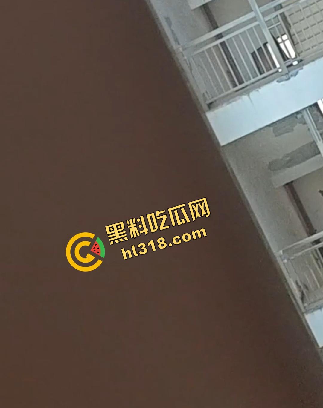 四川仁寿二职中学楼梯活春宫曝光，学生下课十分钟都憋不住，教学楼角落让女友当场口交，光天化日就敢玩！