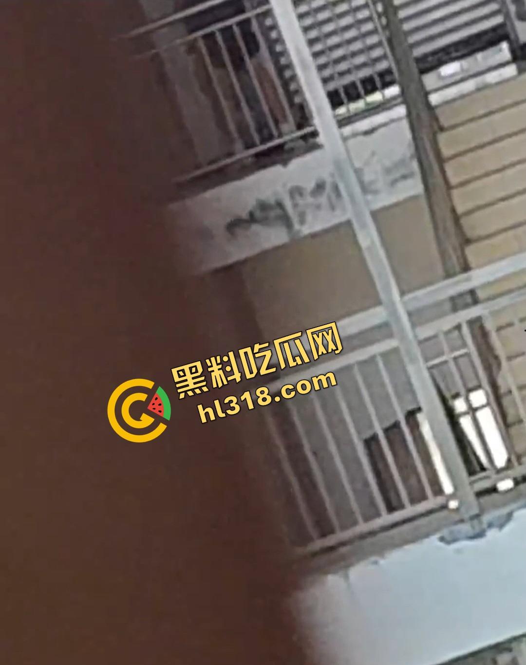 四川仁寿二职中学楼梯活春宫曝光,学生下课十分钟都憋不住,教学楼角落让女友当场口交,光天化日就敢玩!-2