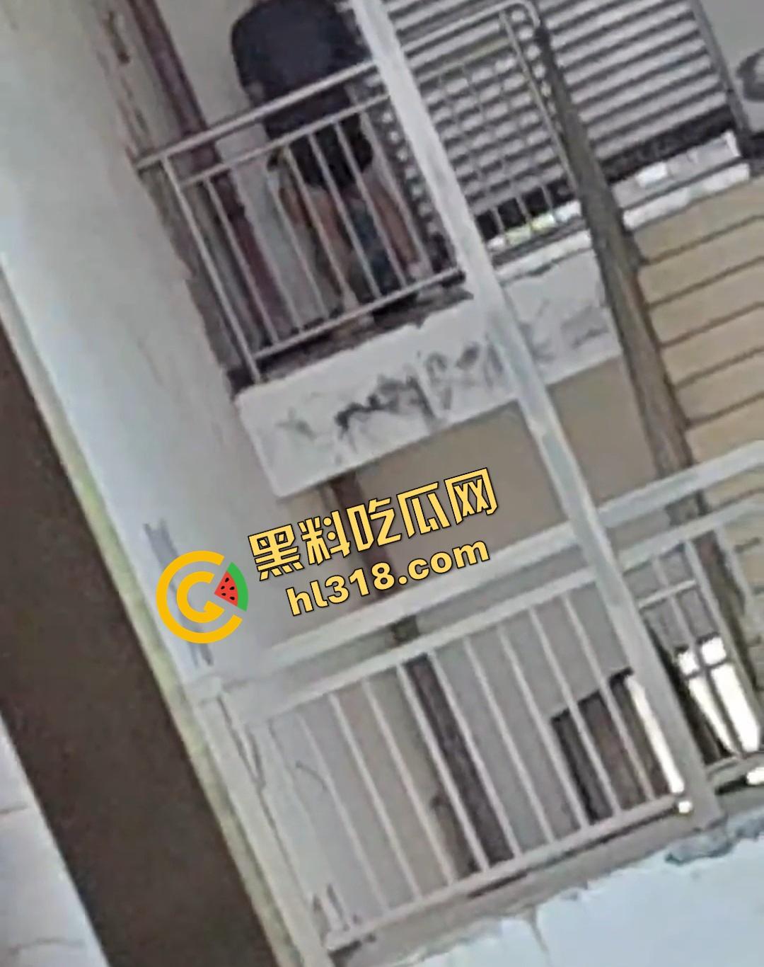 四川仁寿二职中学楼梯活春宫曝光,学生下课十分钟都憋不住,教学楼角落让女友当场口交,光天化日就敢玩!-4