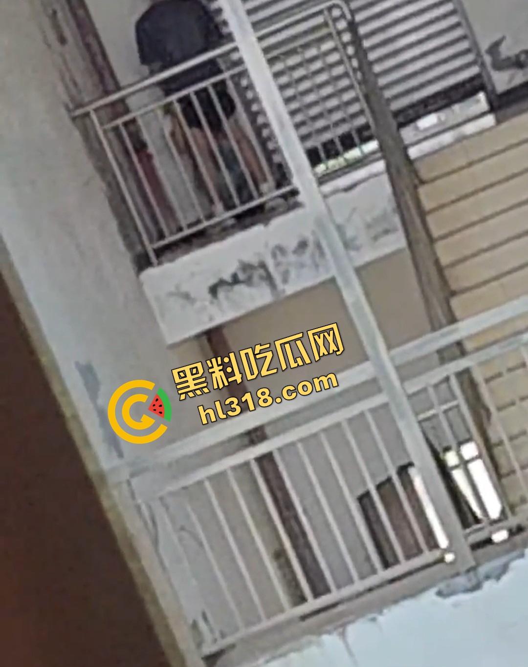 四川仁寿二职中学楼梯活春宫曝光,学生下课十分钟都憋不住,教学楼角落让女友当场口交,光天化日就敢玩!-6