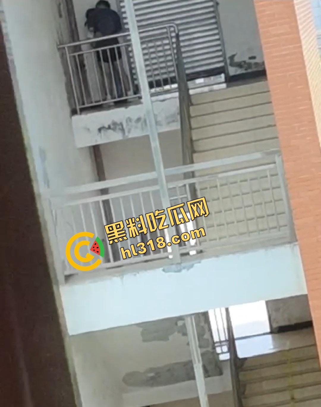 四川仁寿二职中学楼梯活春宫曝光,学生下课十分钟都憋不住,教学楼角落让女友当场口交,光天化日就敢玩!-7