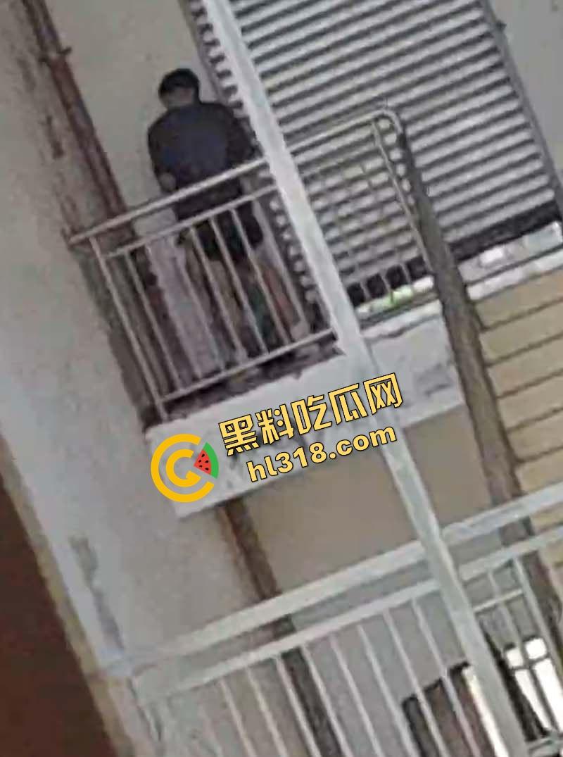 四川仁寿二职中学楼梯活春宫曝光,学生下课十分钟都憋不住,教学楼角落让女友当场口交,光天化日就敢玩!-10