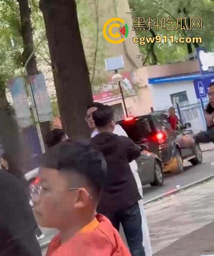 黑龙江佳木斯大学男同出轨被抓,大胖熊现场理论要说法,还高喊着 “逼好紧啊 来插我”,太辣眼睛了!-3