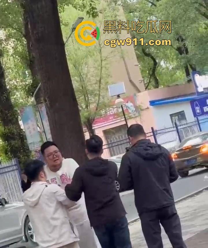黑龙江佳木斯大学男同出轨被抓,大胖熊现场理论要说法,还高喊着 “逼好紧啊 来插我”,太辣眼睛了!-5